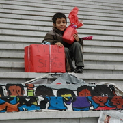 enfant sous l'arche pour des papiers