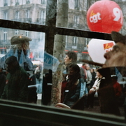 cirarre regardant manif