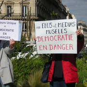 Manif du 9 mai sur le traitement médiatique de la campagne référendaire