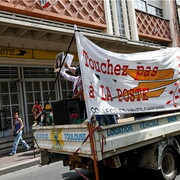 Passage du cortège devant la Poste...