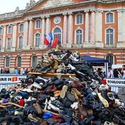 Pyramide de chaussures Place du Capitole