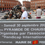 Pyramide de chaussures Place du Capitole