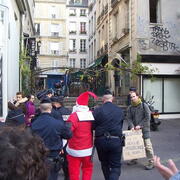 Collectif des déboulonneurs 23-12-2006  Hôtel de Ville - Rue de Rivoli