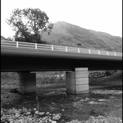 Pont voie rapide enjambant la rivière
