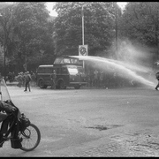 Vendredi 3 mai. La fermeture de Nanterre a conduit les étudiants à la Sorbonne; le 3 mai, celle-ci est évacuée par la police : les étudiants sont dans la rue.
