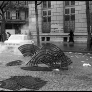premières barricades improvisées
