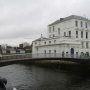 Siège moderne de la Banque d'Ecosse à Cork.