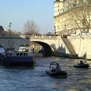 Les bateaux de la police veillent