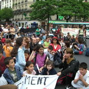 7/06/07 Sit-in devant la Mairie du 20eAprès avoir traversé une partie du 20e, la manif qui n'a fait que grossir,
