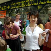 Jianmin Caï éclatante de bonheur