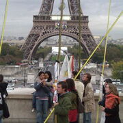 défilé sous la tour Eiffel