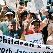 Enfants manifestant pour leurs droits