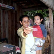 Paraguay Grand mère et son petit fils à Tres Nascientes