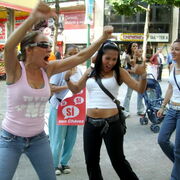 Venezuela Pour le No, elles dansent devant le stand du Si