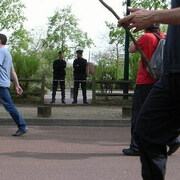 Marcheurs et CRS près du CRA