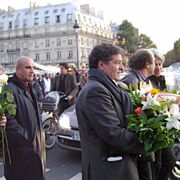 On se dirige vers le parapet du pont