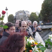 Les fleurs sont jetées dans la Seine