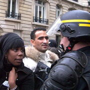 En attendant, on discute