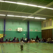 Les familles dans le gymnase