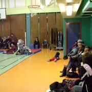 Familles dans le gymnase