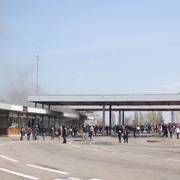 Pont de l'Europe: premier saccage &  incendie du poste de douane français, 11:00