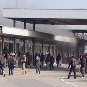 Pont de l'Europe: premier saccage &  incendie du poste de douane français, 11:00