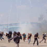 Pont d'Anvers, échauffourées, il pleut des grenades
