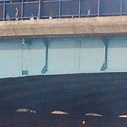 Pont d'Anvers, échauffourées, un manifestant défie les forces de l'ordre