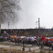 CRS au milieu des manifestants