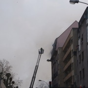 pompiers éteignant l'incendie de l'hôtel Ibis