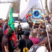 14:43, vous avez dit cagoules ? spectacle surréaliste