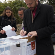 François Delapierre votant contre la privatisation de la Poste