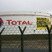 Greenpeace dans la raffinerie Total du Havre