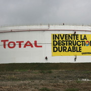 Greenpeace dans la raffinerie Total du Havre