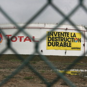 Greenpeace dans la raffinerie Total du Havre