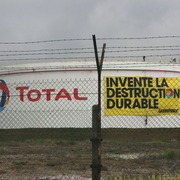 Greenpeace dans la raffinerie Total du Havre