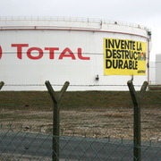 Greenpeace dans la raffinerie Total du Havre