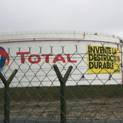 Greenpeace dans la raffinerie Total du Havre