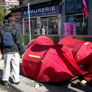 Ils dorment sur le chantier occupé