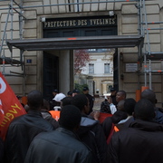 Devant l'entrée de la Préfecture