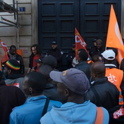 Devant l'entrée de la Préfecture