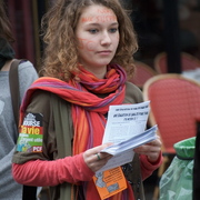 JC distribuant des tracts