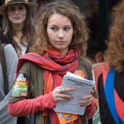 JC distribuant des tracts