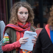 JC distribuant des tracts