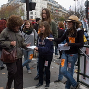 JC distribuant des tracts
