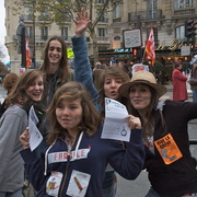 JC distribuant des tracts