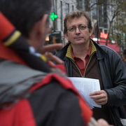 Pierre Laurent distribuant des tracts