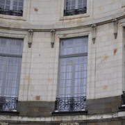 Rennes, lancer d'oeufs sur la mairie