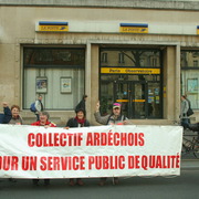Collectif citoyen devant une Poste de Paris