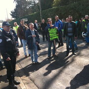 Salariés de Plysorol en bas du Tribunal de Commerce de Lisieux